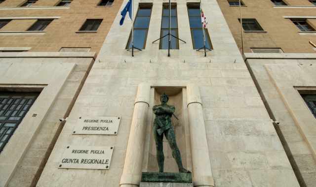 Bari, razionalismo anni 30 e statue imperiose:  il Palazzo della Presidenza della Regione
